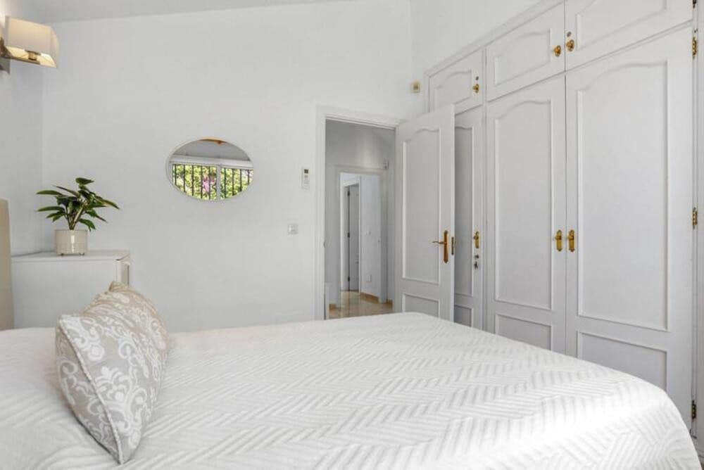 3 soverom Kjedet enebolig til salgs i El Chaparral med svømmebasseng garasje - € 875 000 (Ref: 10170480)