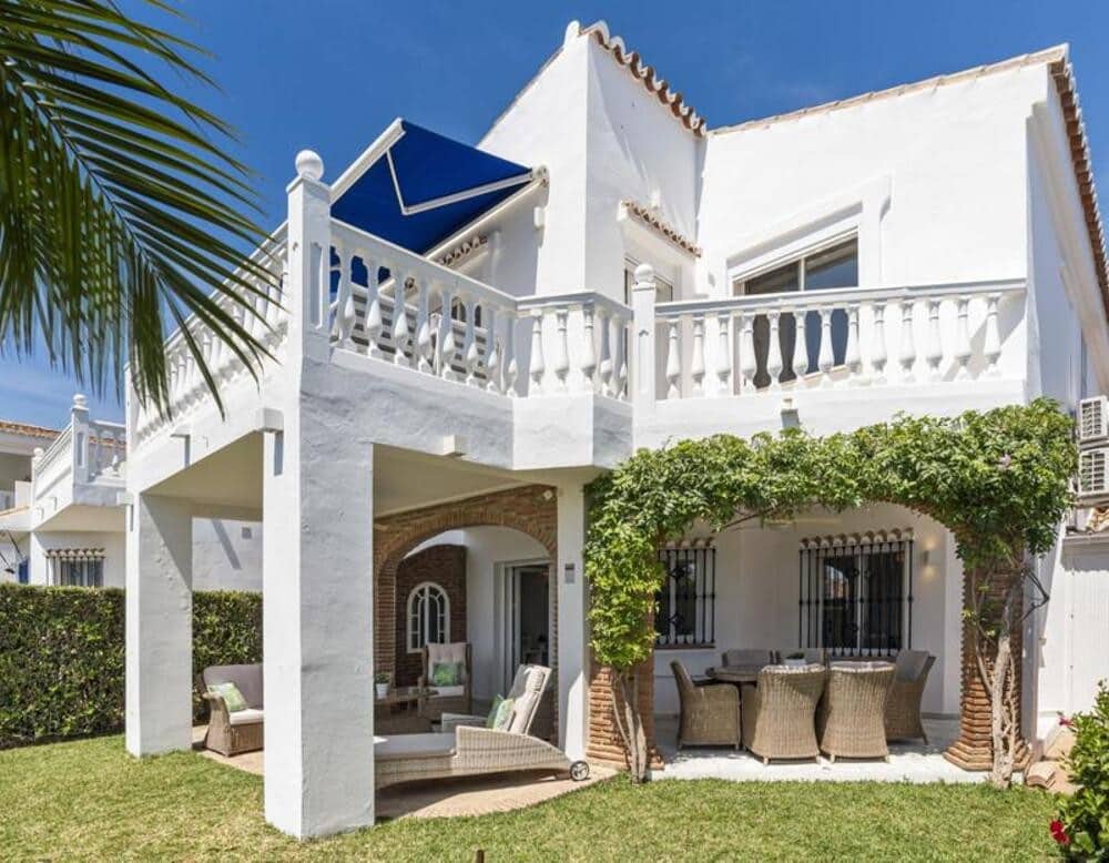 3 soverom Kjedet enebolig til salgs i El Chaparral med svømmebasseng garasje - € 875 000 (Ref: 10170480)