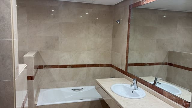 3 sovrum Hus att hyra i La Dama de Noche - La Alzambra, Marbella med pool garage - 2 700 € (Ref: 10176174)