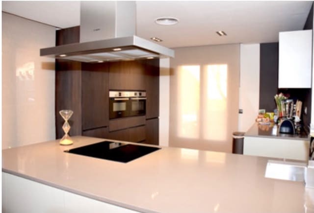 3 sovrum Semi-fristående Villa att hyra i Santa Clara, Marbella med pool garage - 3 500 € (Ref: 10179723)