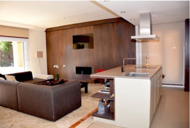 3 sovrum Semi-fristående Villa att hyra i Santa Clara, Marbella med pool garage - 3 500 € (Ref: 10179723)