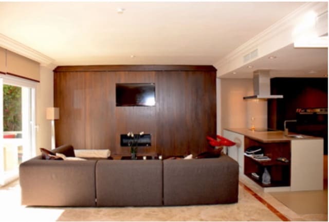 3 sovrum Semi-fristående Villa att hyra i Santa Clara, Marbella med pool garage - 3 500 € (Ref: 10179723)