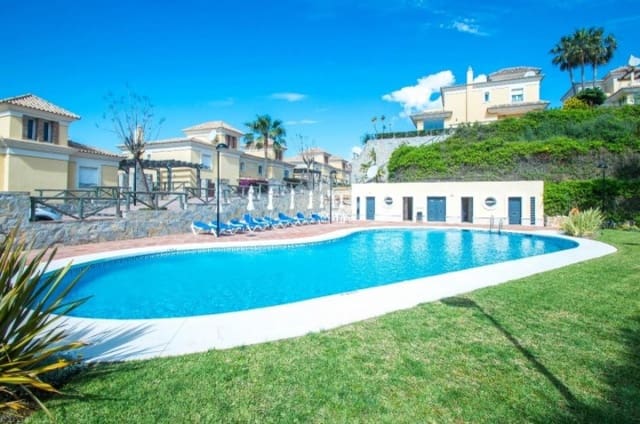 3 sovrum Semi-fristående Villa att hyra i Santa Clara, Marbella med pool garage - 3 500 € (Ref: 10179723)