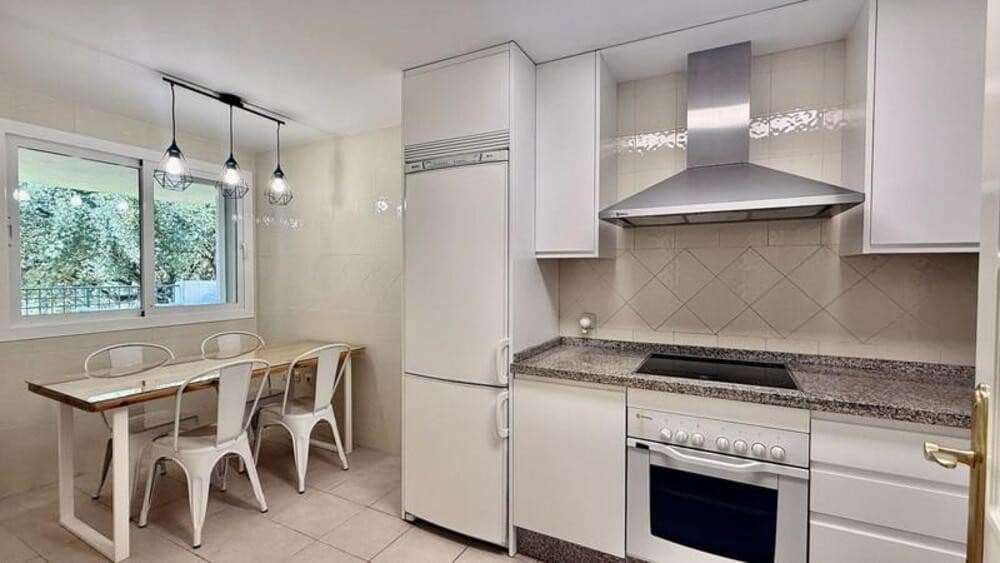 3 soverom Leilighet til leie i Marbella med svømmebasseng garasje - € 2 900 (Ref: 10179725)