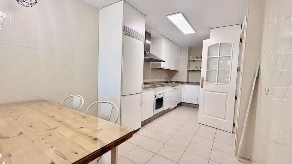 3 soverom Leilighet til leie i Marbella med svømmebasseng garasje - € 2 900 (Ref: 10179725)