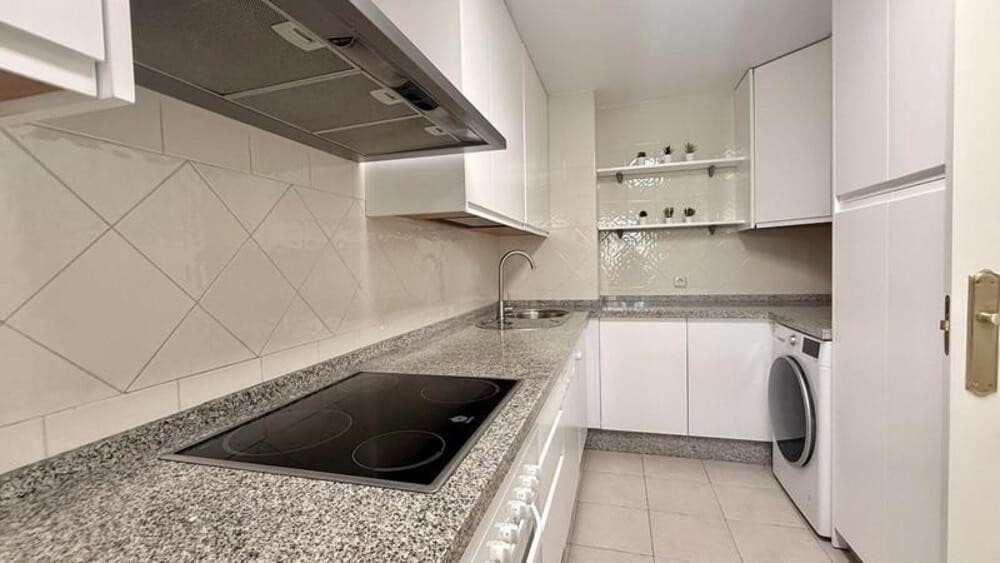 3 soverom Leilighet til leie i Marbella med svømmebasseng garasje - € 2 900 (Ref: 10179725)