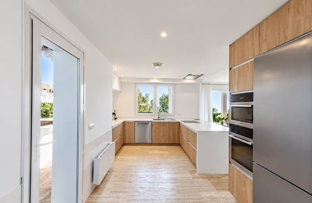 4 soverom Villa til leie i Manilva med svømmebasseng garasje - € 8 000 (Ref: 10179728)