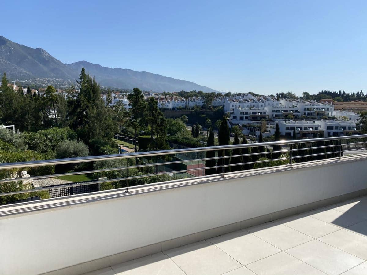 3 bedroom Penthouse for rent in Marbella with pool garage - € 5,500 (Ref: 6900155)