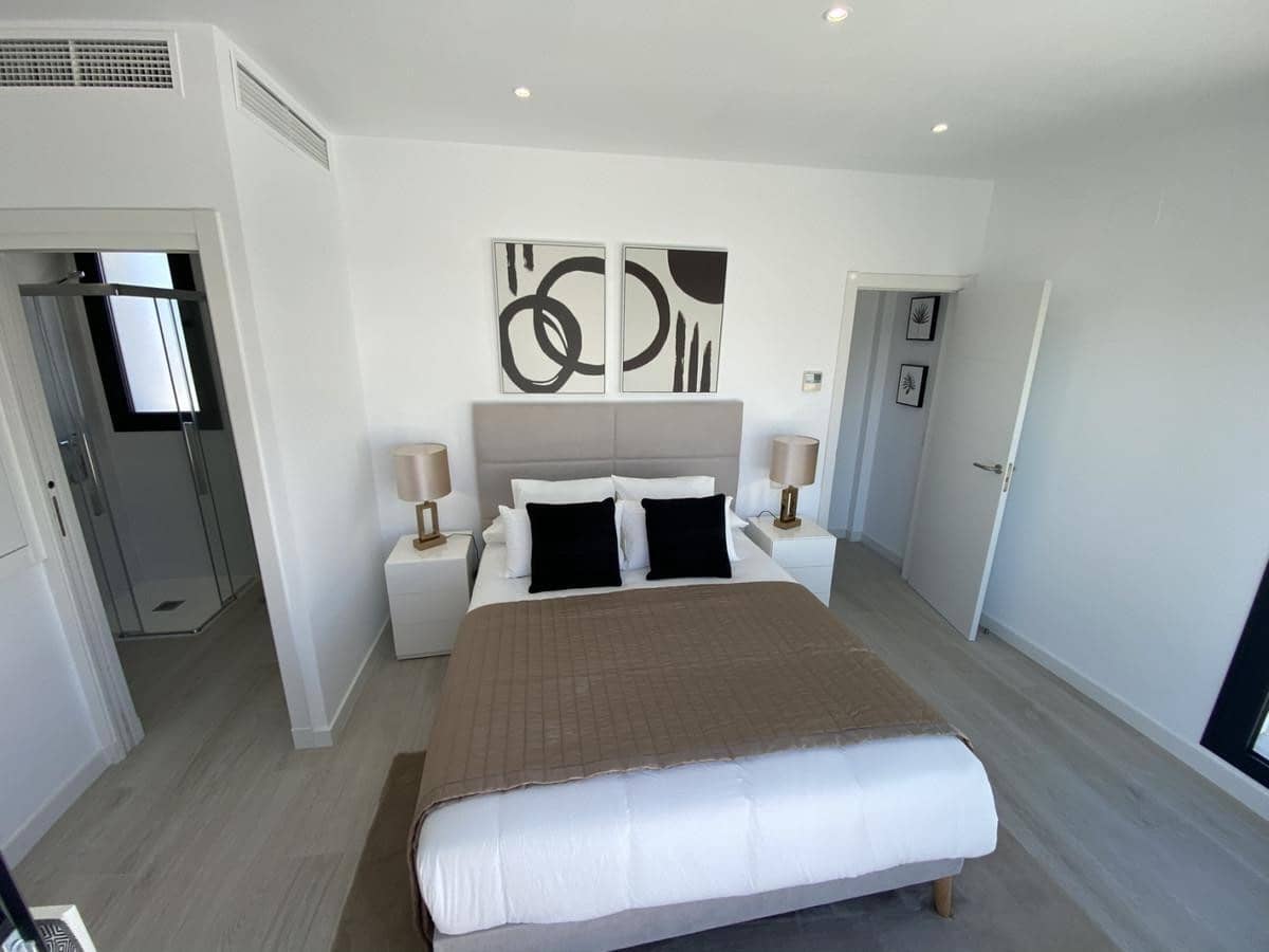 3 bedroom Penthouse for rent in Marbella with pool garage - € 5,500 (Ref: 6900155)