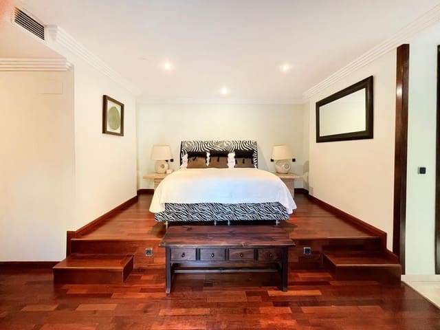 3 soveværelse Villa til leje i Puerto Banus, Marbella med swimmingpool garage - € 6.500 (Ref: 6916985)