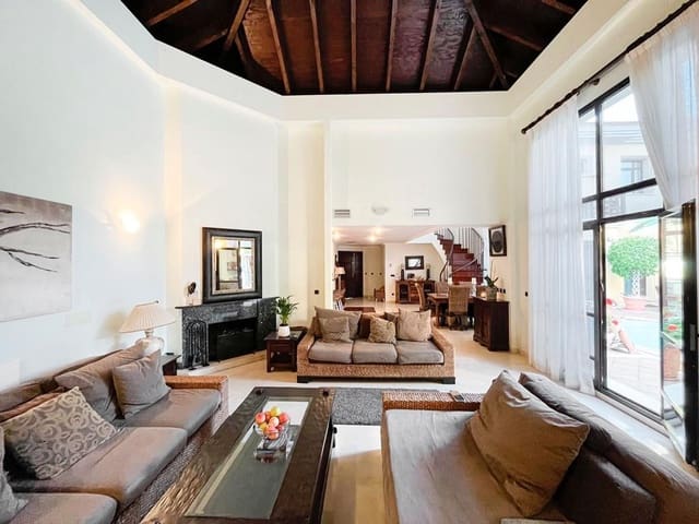 3 soveværelse Villa til leje i Puerto Banus, Marbella med swimmingpool garage - € 6.500 (Ref: 6916985)