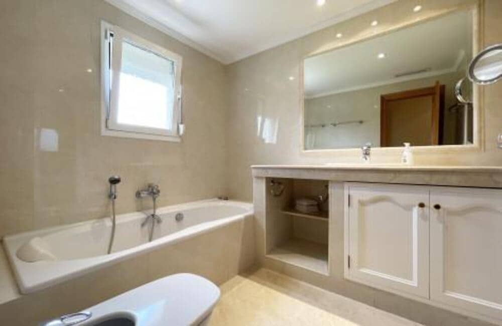 4 bedroom Villa for rent in Benahavis with pool garage - € 6,700 (Ref: 6959864)