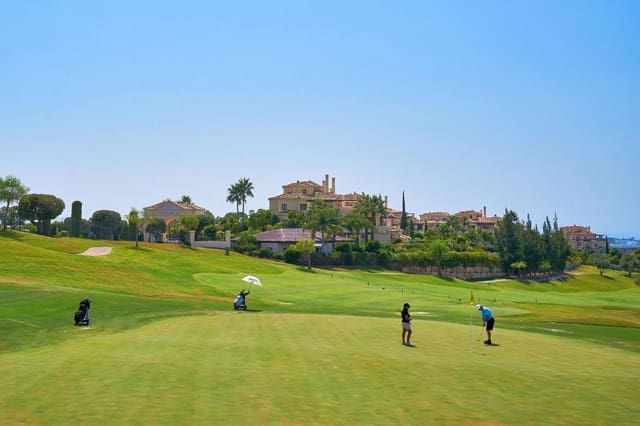 4 slaapkamer Penthouse te koop in Los Arqueros - Puerto del Almendro, Benahavís met zwembad garage - € 1.800.000 (Ref: 6973606)