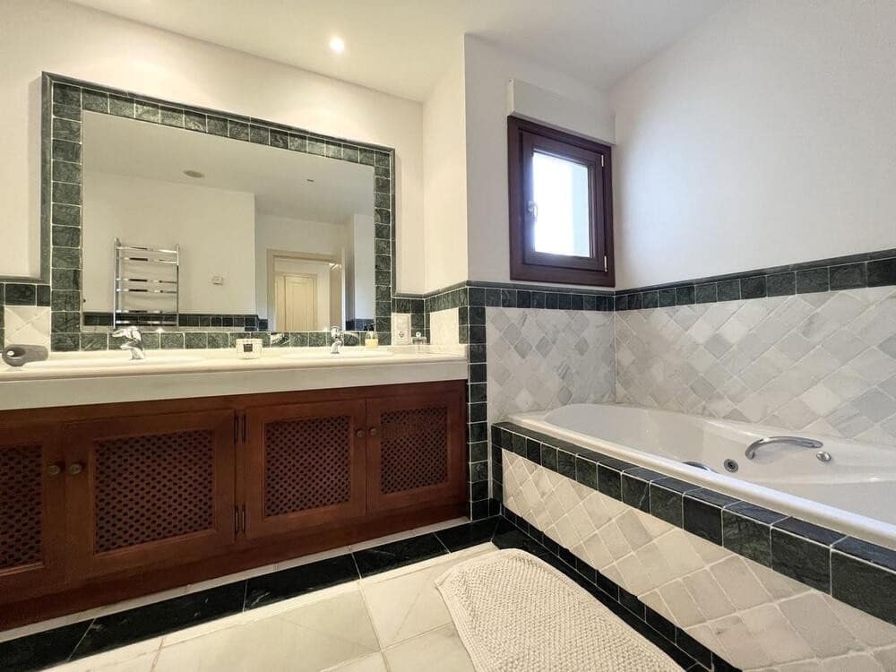 2 quarto Apartamento para arrendar em Marbella com piscina garagem - 3 700 € (Ref: 6992560)