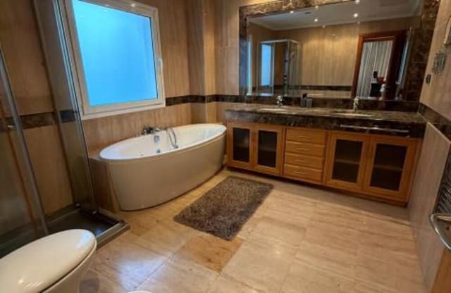 3 soveværelse Lejlighed til leje i Puerto Banus, Marbella med swimmingpool garage - € 5.000 (Ref: 7041078)