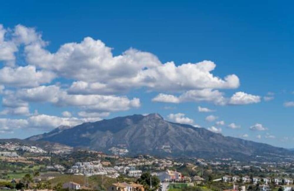 4 bedroom Villa for sale in Benahavis with pool garage - € 1,850,000 (Ref: 7126573)