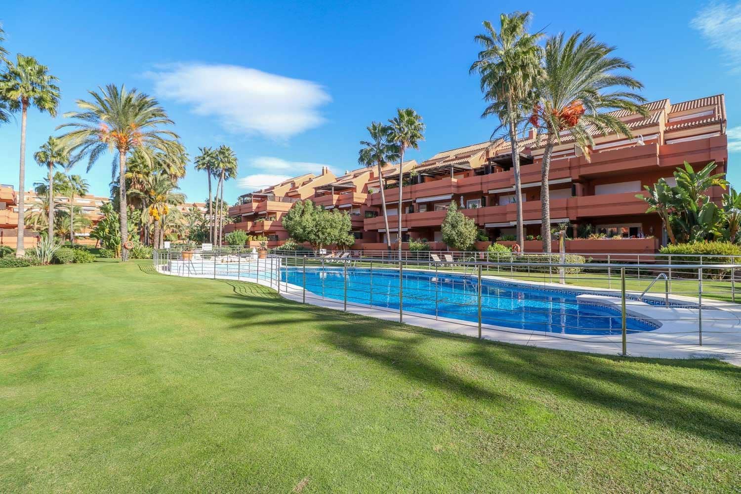 3 slaapkamer Penthouse te huur in Marbella met zwembad garage - € 3.500 (Ref: 7146032)