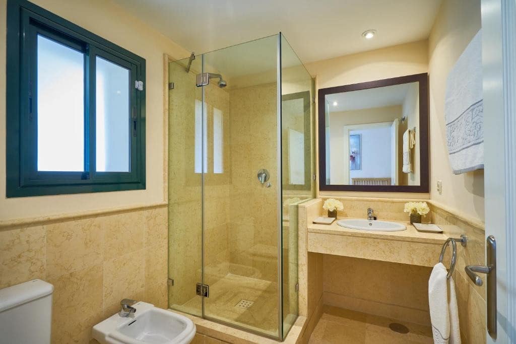 2 bedroom Apartment for rent in Benahavis with pool garage - € 2,500 (Ref: 7185571)