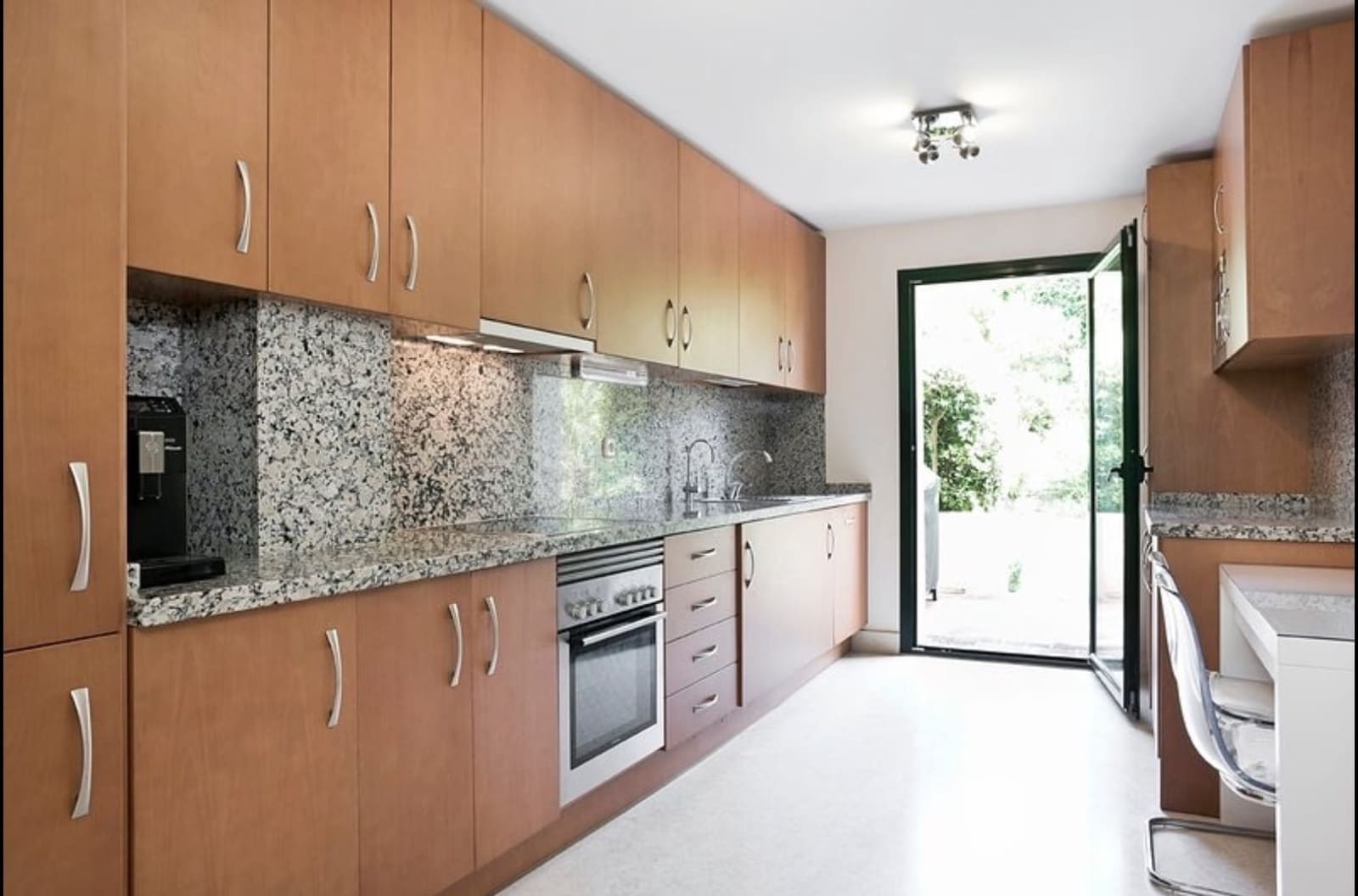 2 bedroom Apartment for rent in Benahavis with pool garage - € 2,500 (Ref: 7185571)