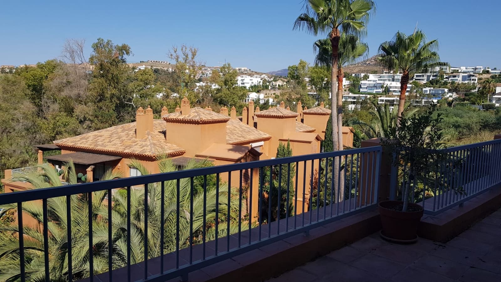3 soveværelse Penthouse til leje i Estepona med swimmingpool garage - € 3.500 (Ref: 7277050)