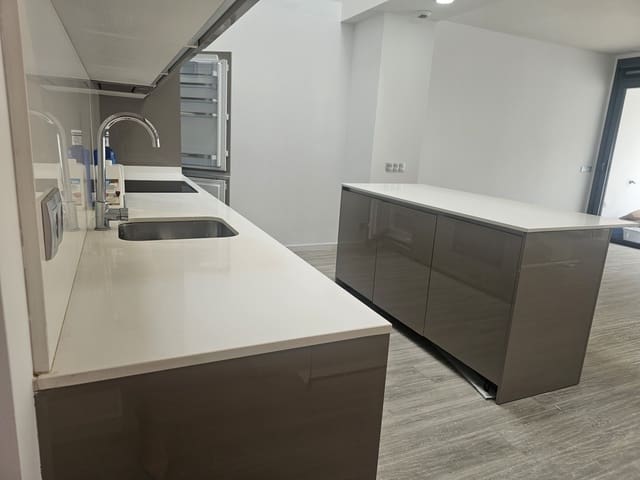 Maison de Ville de 4 chambres à louer à Cancelada, Estepona avec piscine garage - 3 000 € (Ref: 7296023)