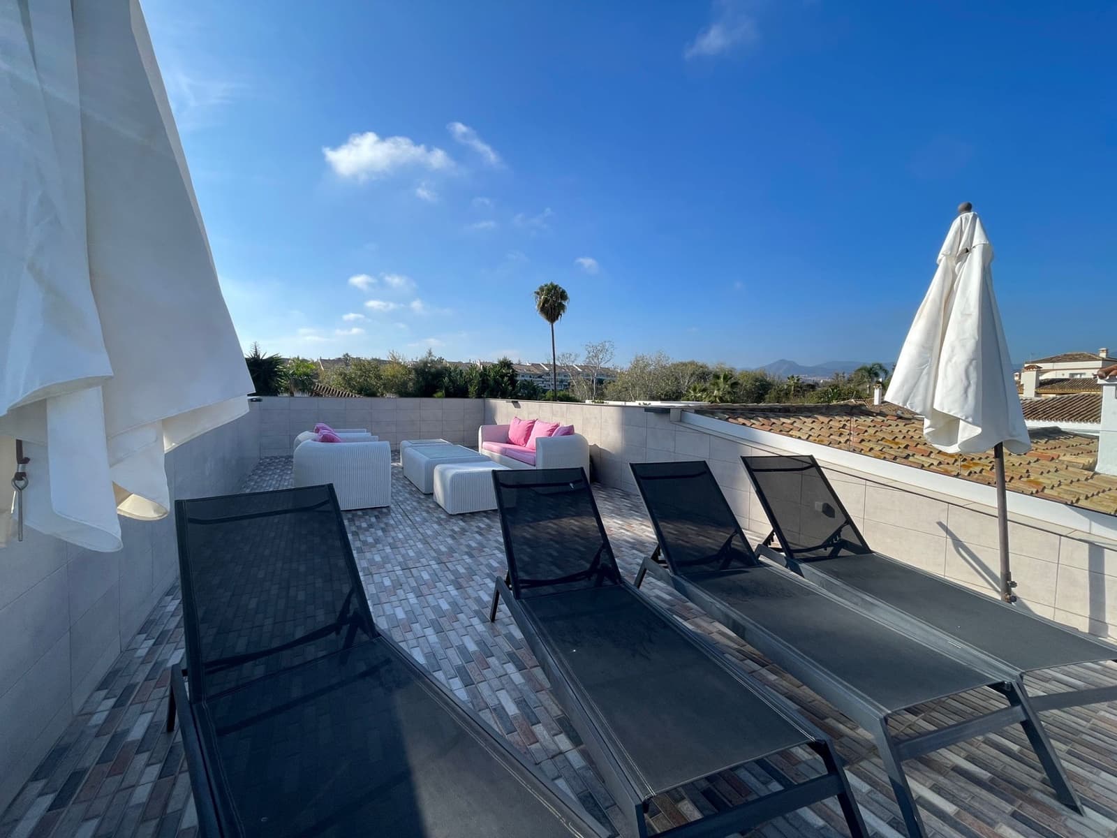 Chalet de 8 habitaciones en San Pedro de Alcantara en alquiler con piscina garaje - 15.000 € (Ref: 7301327)