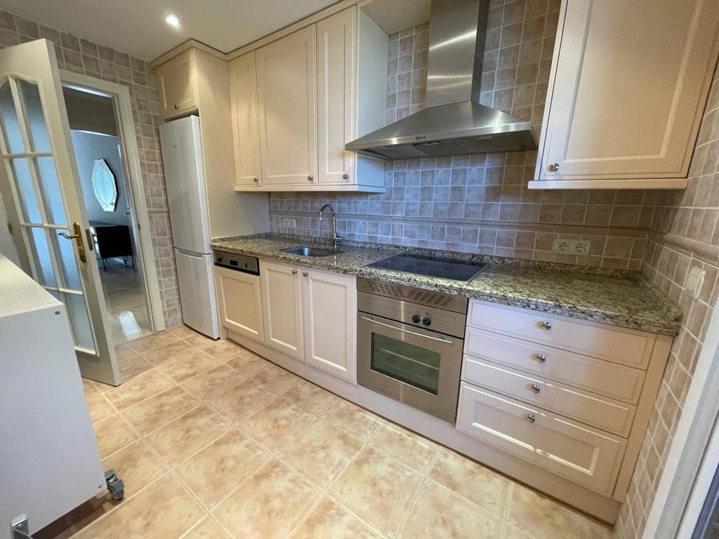 2 bedroom Penthouse for rent in Marbella with pool garage - € 3,500 (Ref: 7333298)