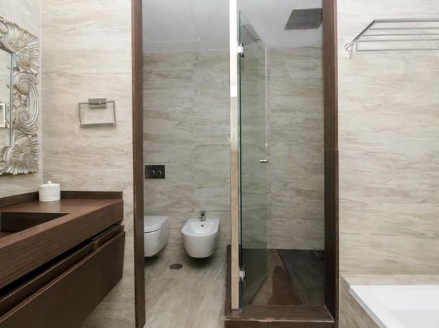 Maison de Ville de 4 chambres à louer à Lomas De Marbella, Marbella avec piscine garage - 9 000 € (Ref: 7347131)