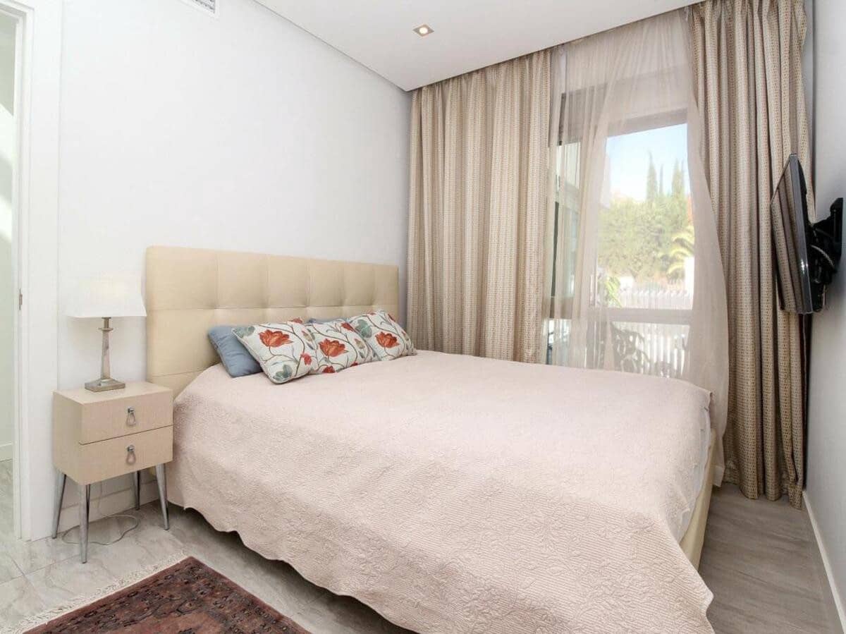 Maison de Ville de 4 chambres à louer à Marbella avec piscine garage - 9 000 € (Ref: 7347131)