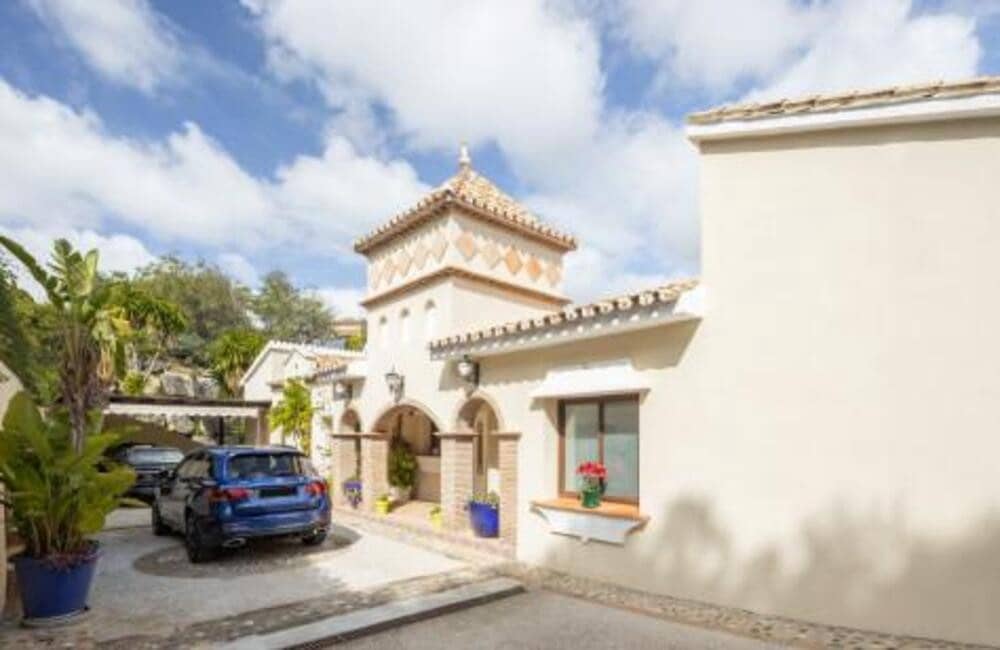 6 soverom Villa til salgs i El Paraiso med svømmebasseng garasje - € 1 950 000 (Ref: 7449612)