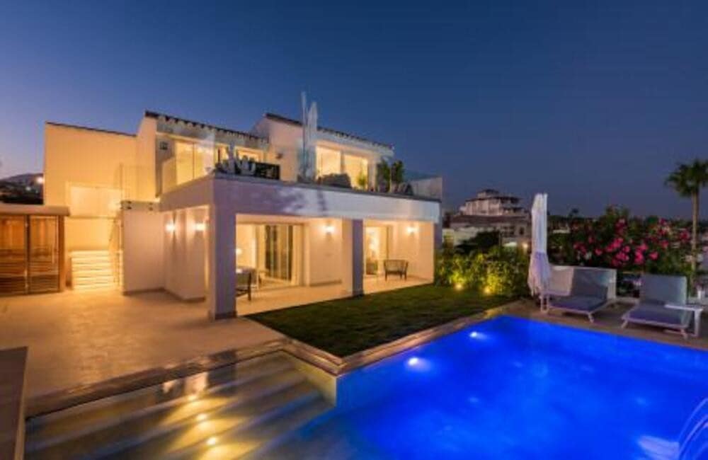 4 quarto Moradia para venda em Estepona com piscina garagem - 1 495 000 € (Ref: 7494316)