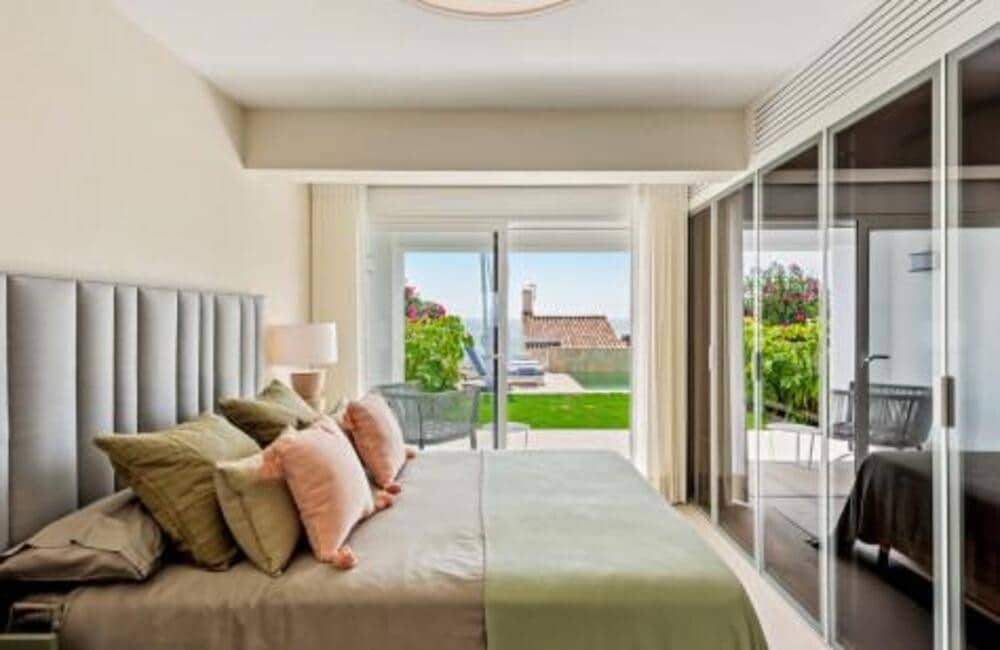 4 bedroom Villa for sale in Estepona with pool garage - € 1,495,000 (Ref: 7494316)
