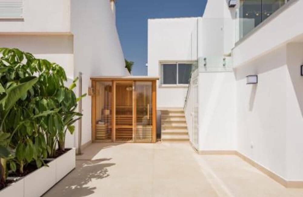 4 bedroom Villa for sale in Estepona with pool garage - € 1,495,000 (Ref: 7494316)