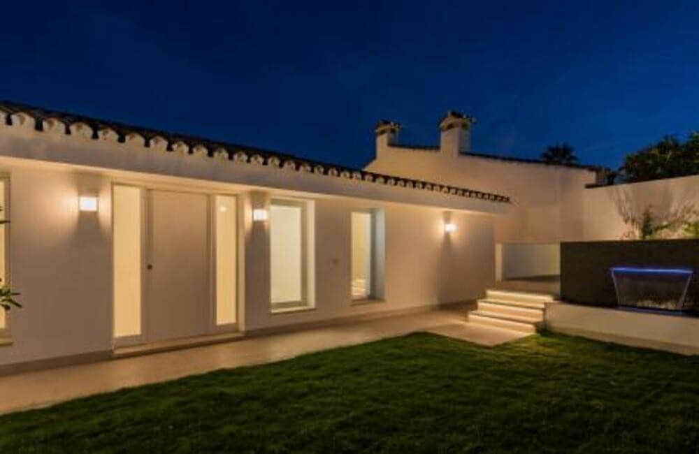4 bedroom Villa for sale in Estepona with pool garage - € 1,495,000 (Ref: 7494316)