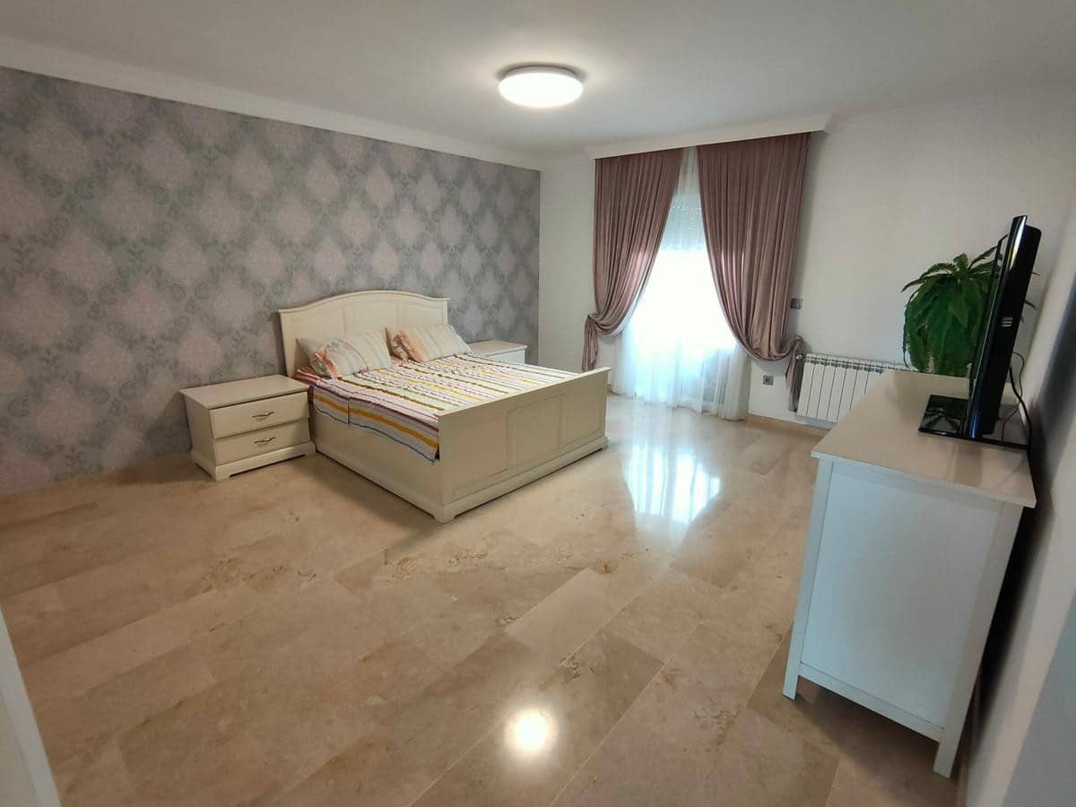 4 bedroom Apartment for rent in Guadalmina with pool garage - € 2,800 (Ref: 7505461)