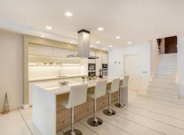 3 soveværelse Strandlejlighed til salg i Puerto Banus, Marbella med swimmingpool garage - € 2.200.000 (Ref: 7521511)