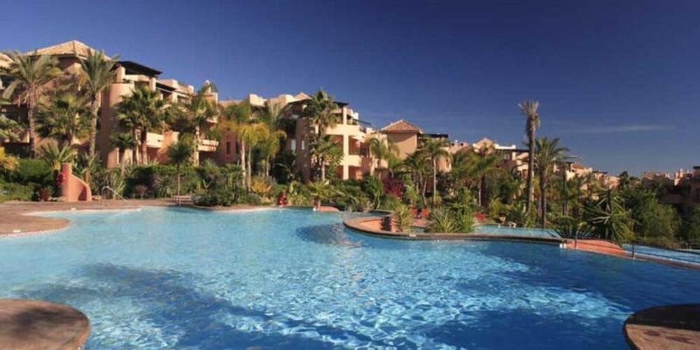 Appartement de 2 chambres à louer à Marbella avec piscine garage - 5 500 € (Ref: 7535782)