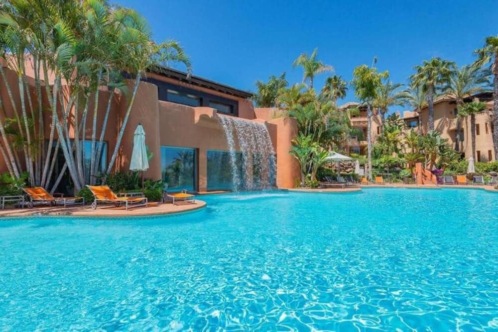 Appartement de 2 chambres à louer à Marbella avec piscine garage - 5 500 € (Ref: 7535782)