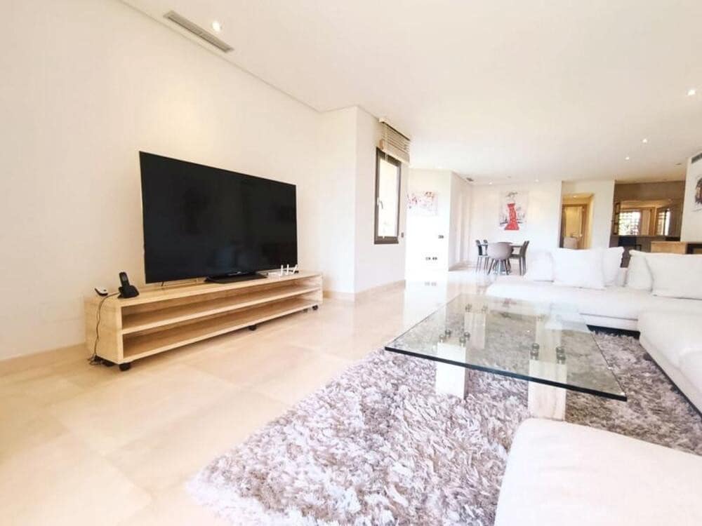 Appartement de 2 chambres à louer à Marbella avec piscine garage - 5 500 € (Ref: 7535782)