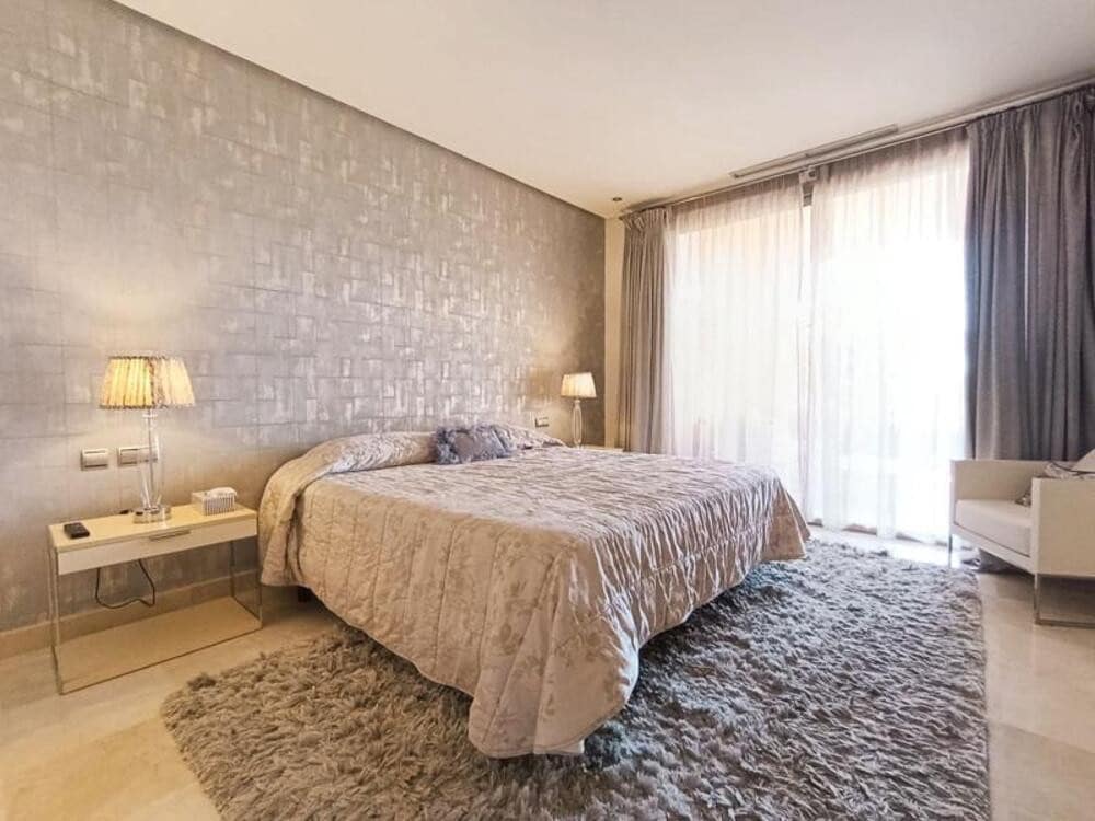 Appartement de 2 chambres à louer à Marbella avec piscine garage - 5 500 € (Ref: 7535782)