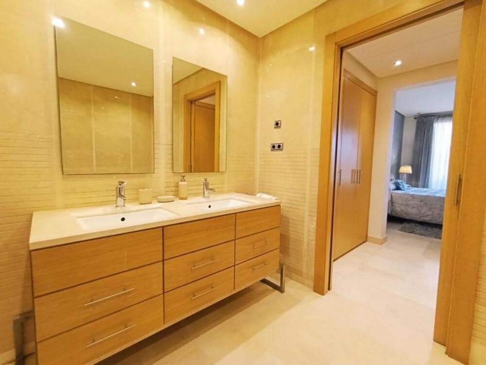 Appartement de 2 chambres à louer à Marbella avec piscine garage - 5 500 € (Ref: 7535782)