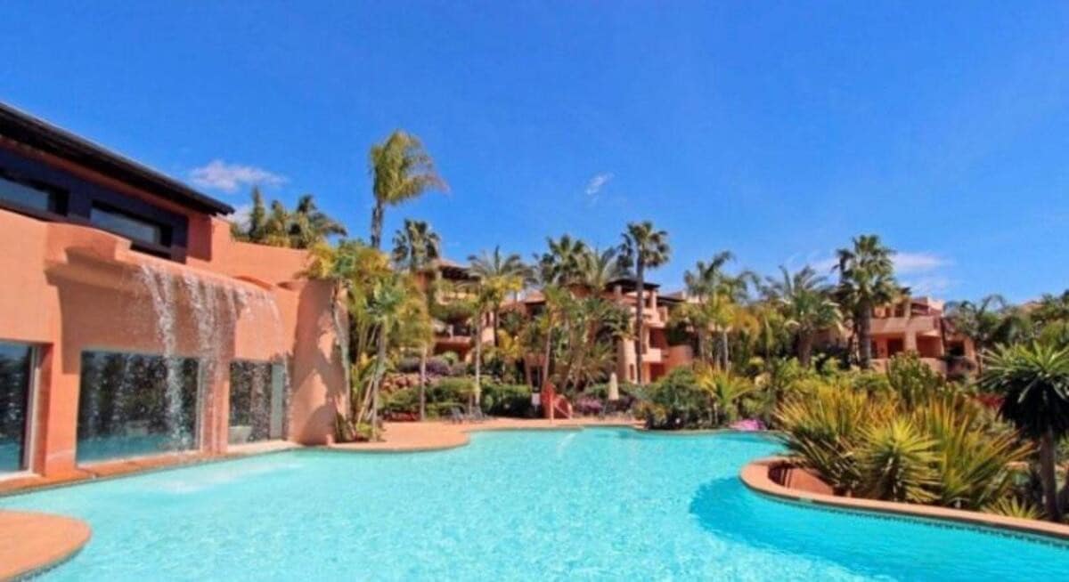Appartement de 2 chambres à louer à Marbella avec piscine garage - 5 500 € (Ref: 7535782)