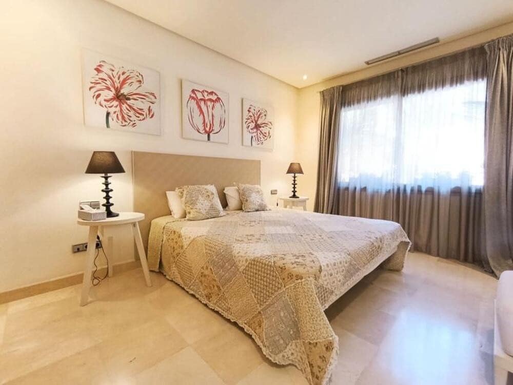 Appartement de 2 chambres à louer à Marbella avec piscine garage - 5 500 € (Ref: 7535782)