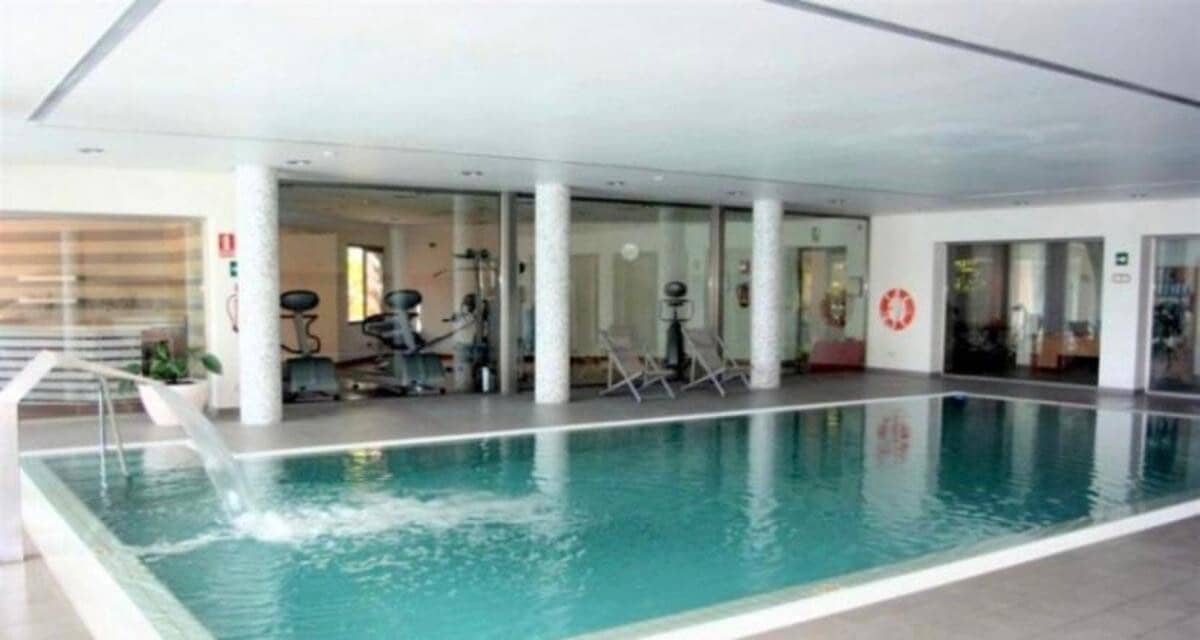 Appartement de 2 chambres à louer à Marbella avec piscine garage - 5 500 € (Ref: 7535782)