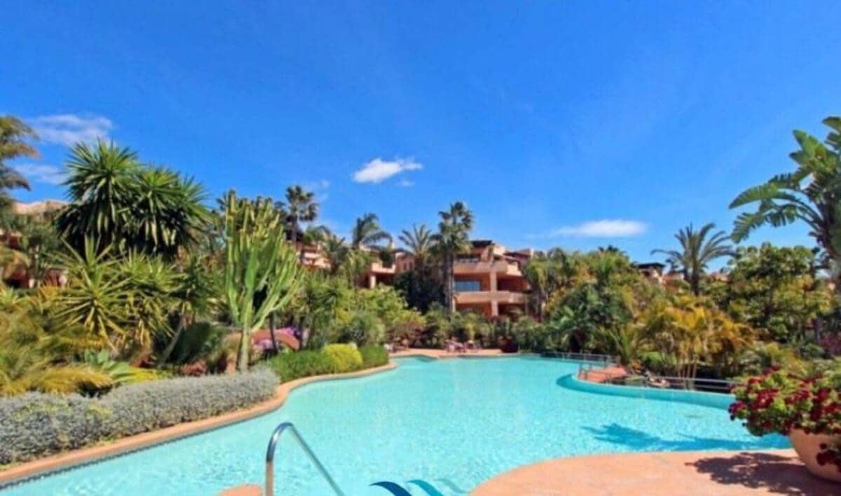 Appartement de 2 chambres à louer à Marbella avec piscine garage - 5 500 € (Ref: 7535782)