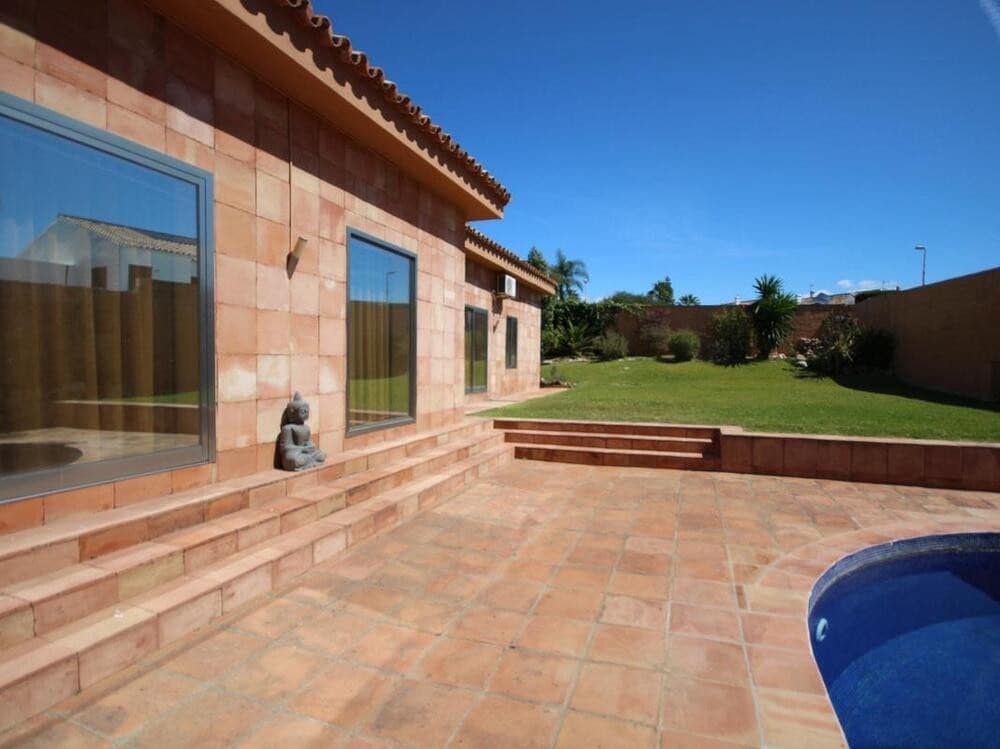4 soveværelse Villa til leje i Estepona med swimmingpool garage - € 8.000 (Ref: 7557269)