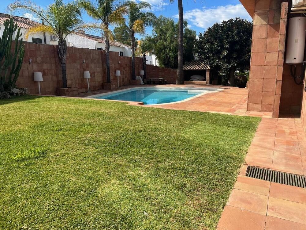 4 soveværelse Villa til leje i Estepona med swimmingpool garage - € 8.000 (Ref: 7557269)