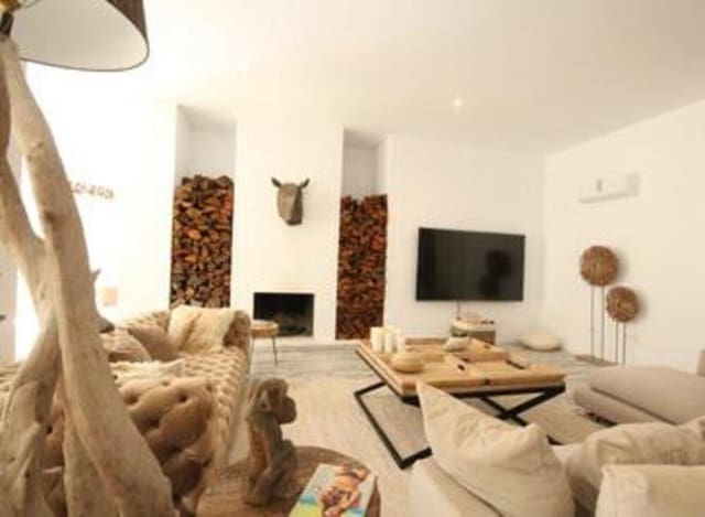 4 soveværelse Villa til leje i Nueva Atalaya, Estepona med swimmingpool garage - € 8.000 (Ref: 7557269)