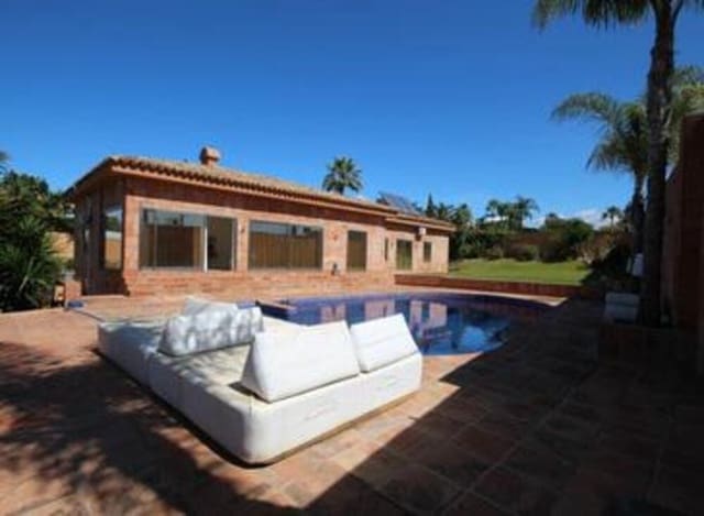4 soveværelse Villa til leje i Nueva Atalaya, Estepona med swimmingpool garage - € 8.000 (Ref: 7557269)