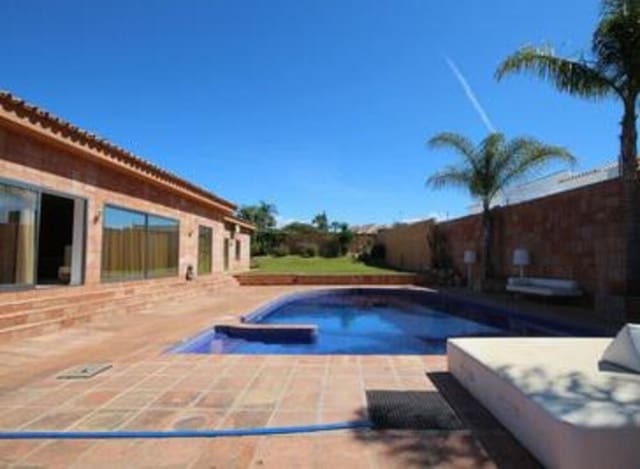4 soveværelse Villa til leje i Nueva Atalaya, Estepona med swimmingpool garage - € 8.000 (Ref: 7557269)